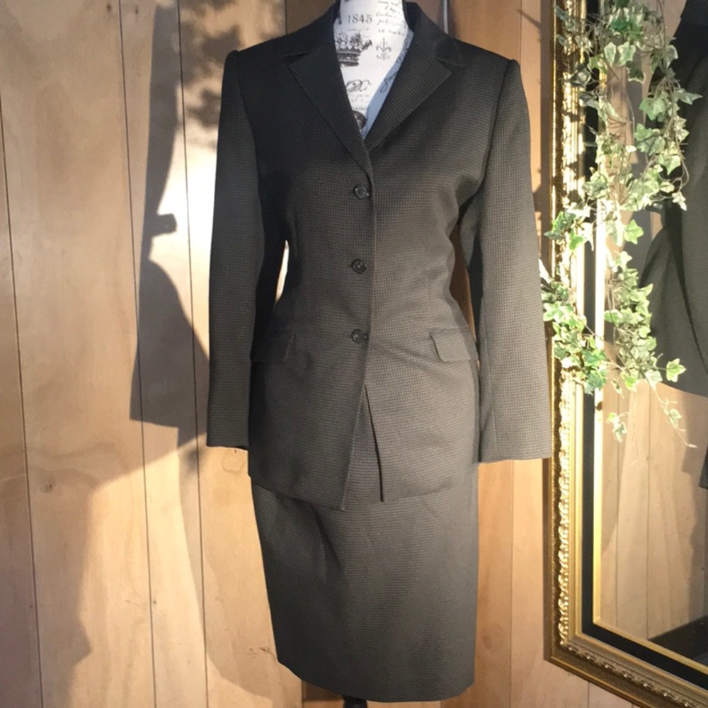 Le Suit two piece Houndstooth print Suit.
